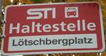 (130'308) - STI-Haltestellenschild - Spiez, L�tschbergplatz - am 11.