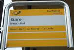 (142'704) - PostAuto-Haltestellenschild - Neuch�tel, Gare - am 29.