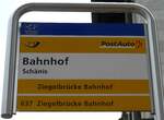 (166'124) - PostAuto-Haltestellenschild - Sch�nis, Bahnhof - am 10. Oktober 2015