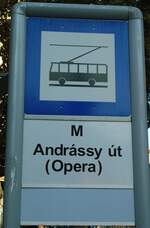 (136'270) - BKV-Haltestellenschild - Budapest, M Andr�ssy �t (Opera) - am 3.